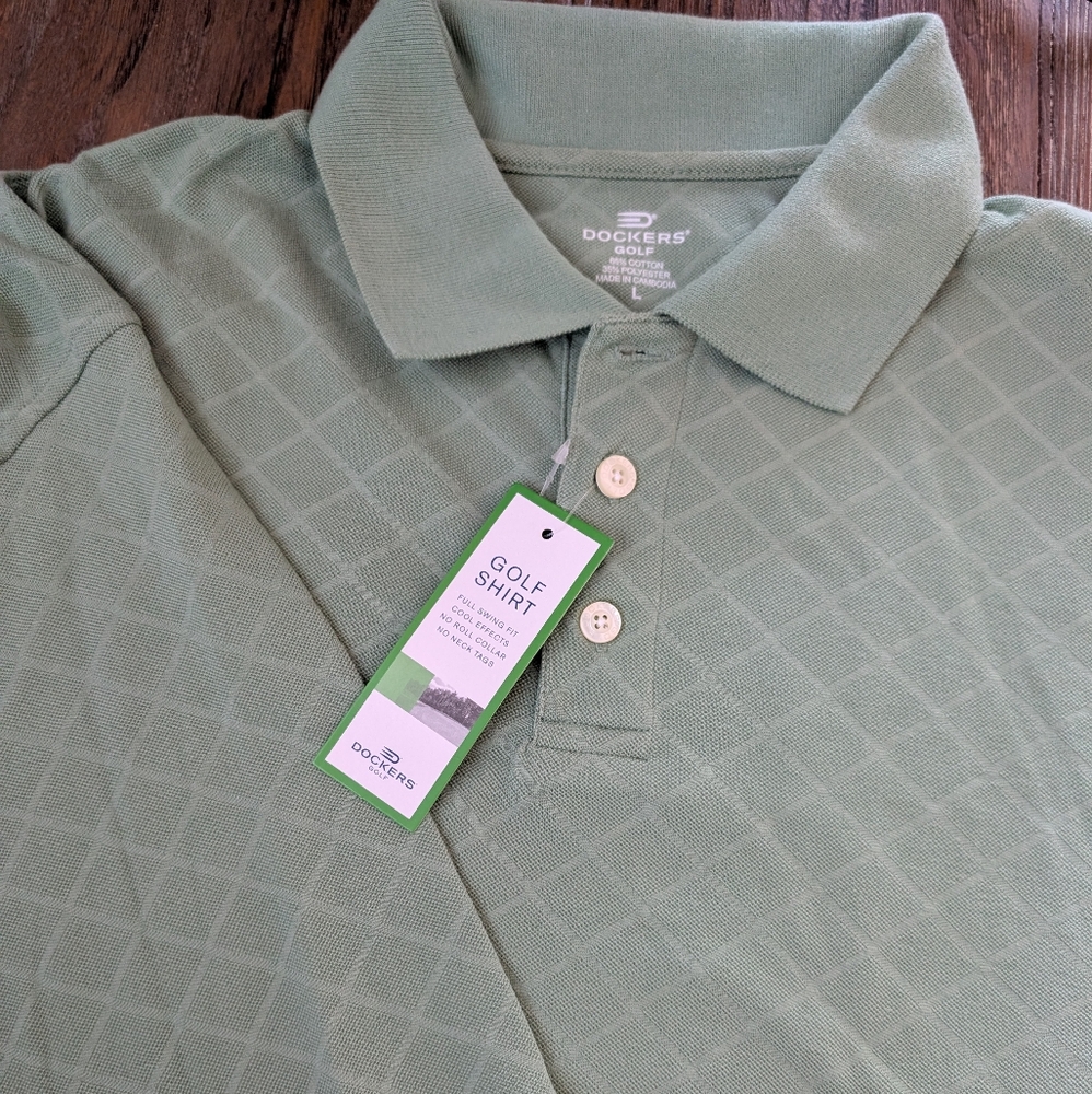 Dockers Green Polo Shirt with Classic Collar and Subtle Texture